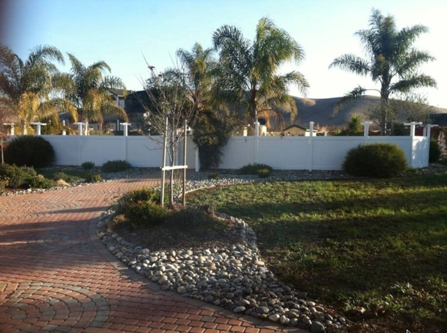 Mountain views, paver patio.