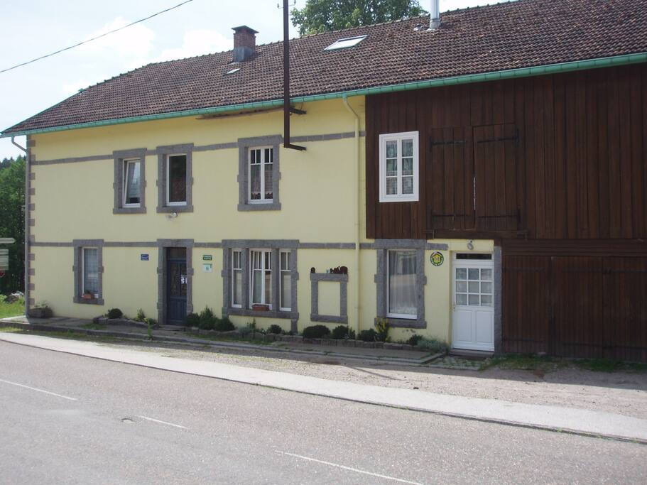 Façade de la maison avec entrée indépendante pour le gîte.