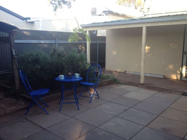 Cozy 4 BD cottage close to CBD.