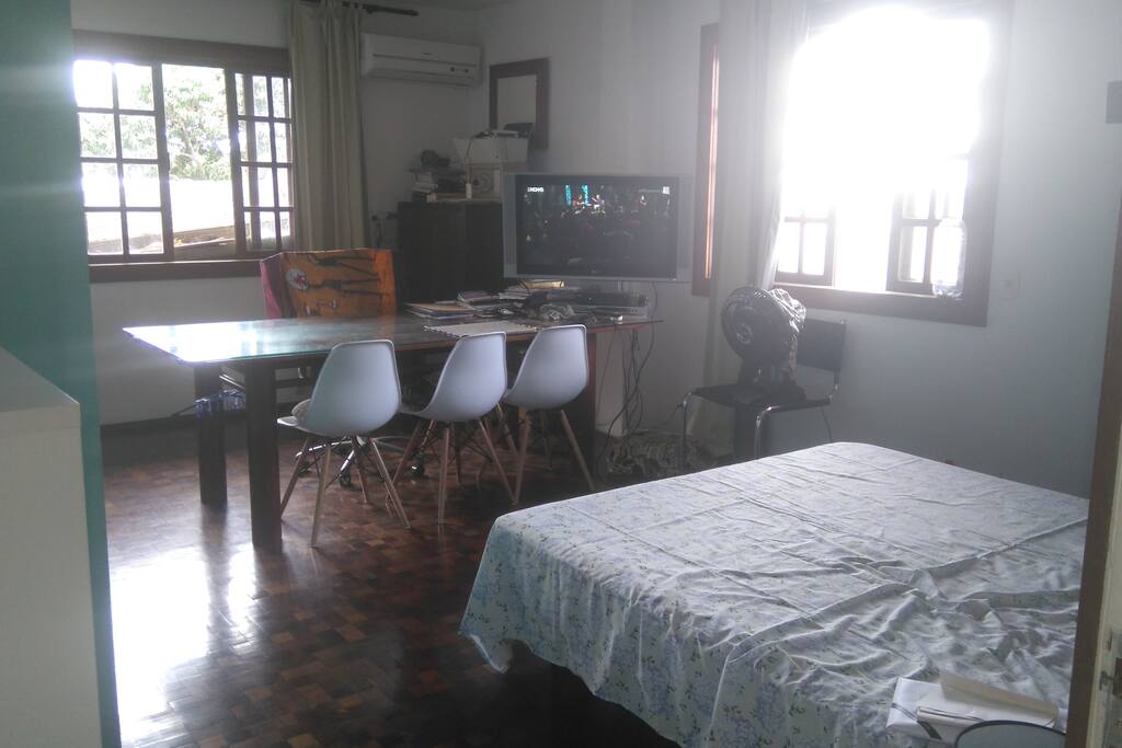 Quarto com TV a cabo.