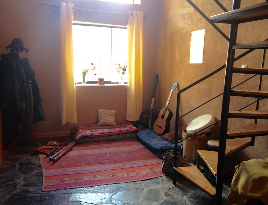 Sala acogedora con varios instrumentos musicales