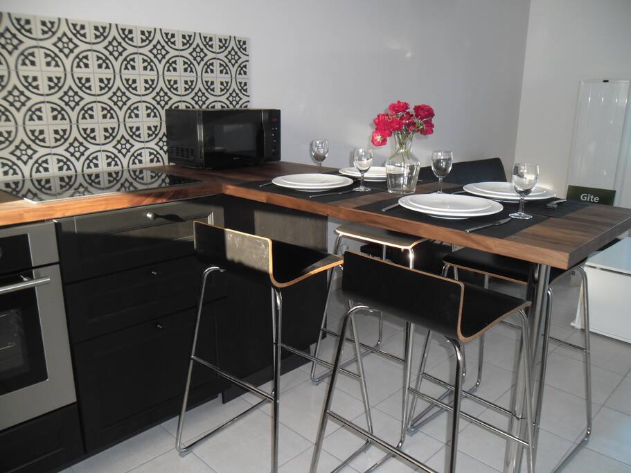 Pièce de jour avec cuisine, espace salon avec télévision