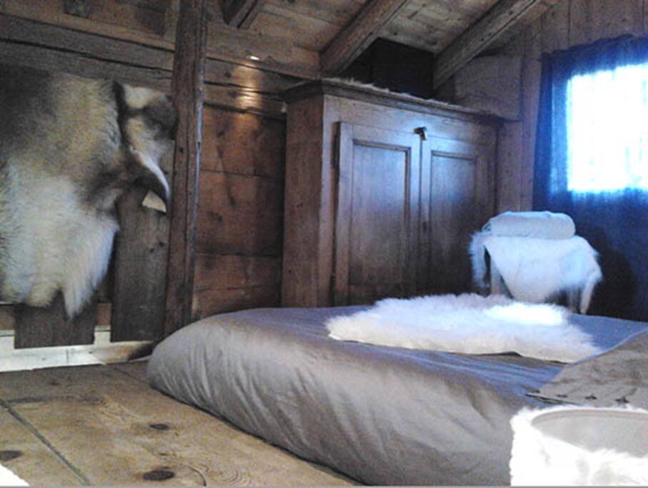 chambre principale avec vue montagne lit double et balcon privatif