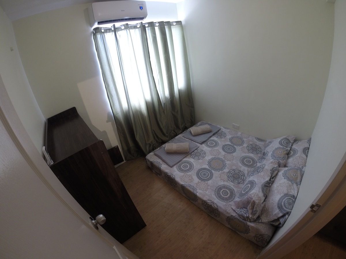 Спална соба 2 - со кауч на спуштање, плакар со брава и клуч и поделен клима уред со далечинско