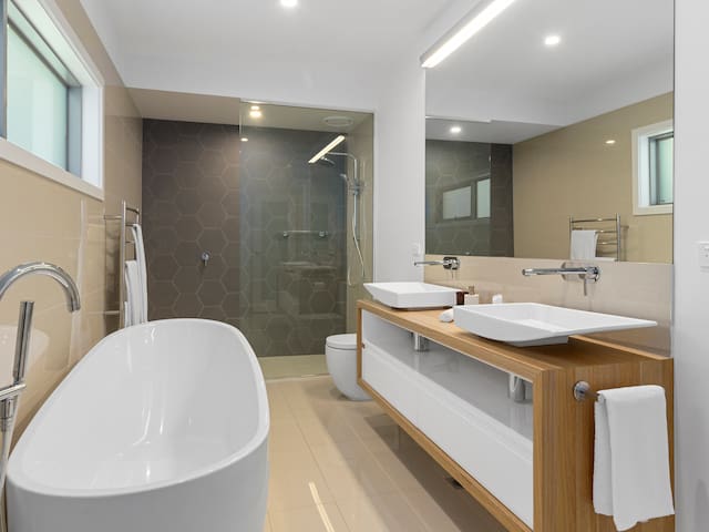 Absolute Waterfront Sandy Bay + Beach + EVcharger gallery image 5