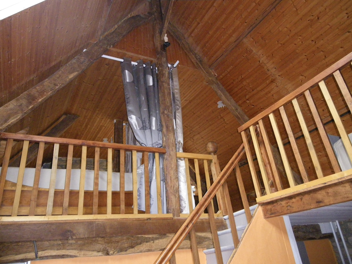 camas arriba en altillo y habitación individual