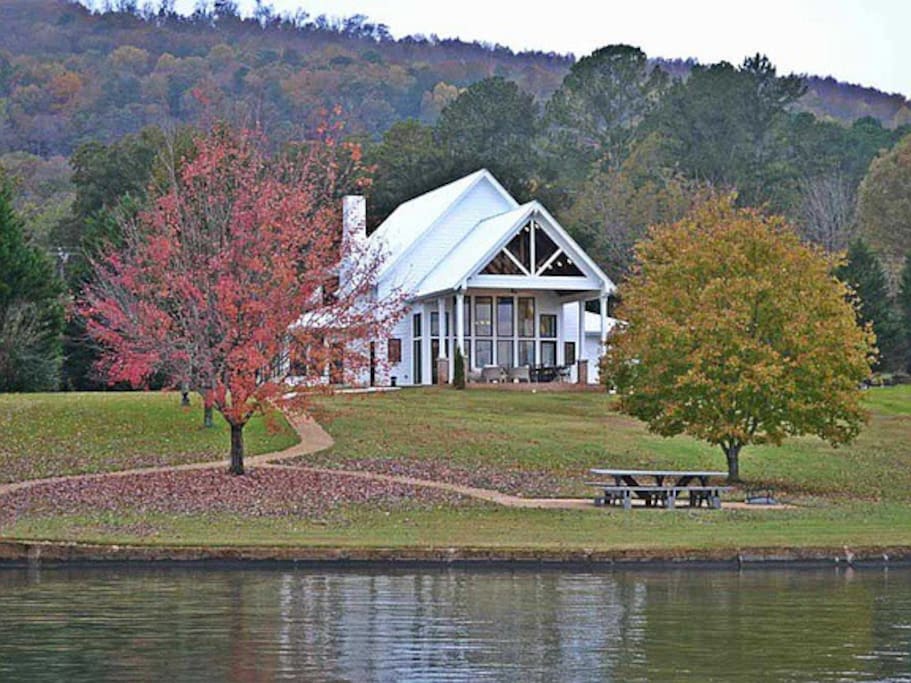 Farmhouse on the Lake - Houses for Rent in Scottsboro ...