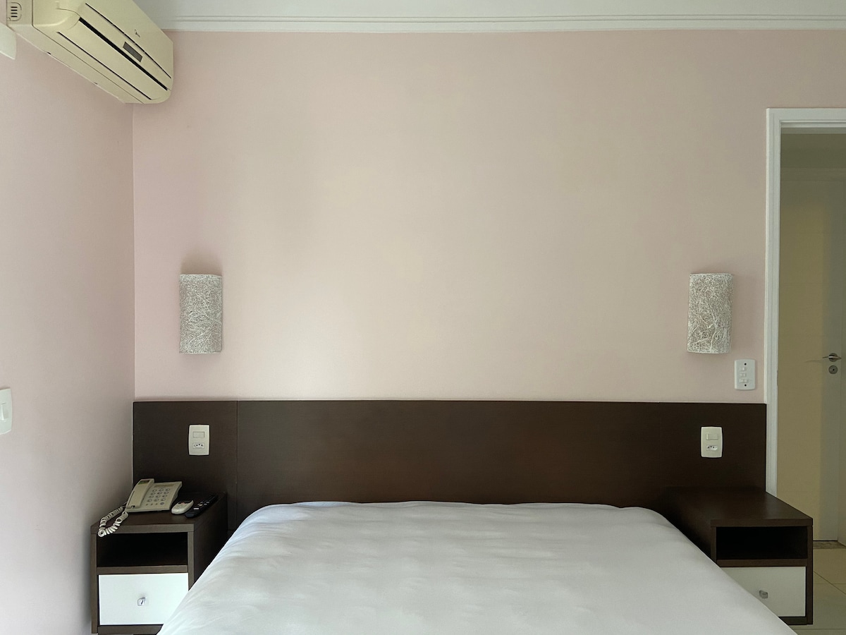 套房配有标准双人床、床头板和仆人、空调、吊扇、免费行李箱和物品储物柜、1张沙发床。