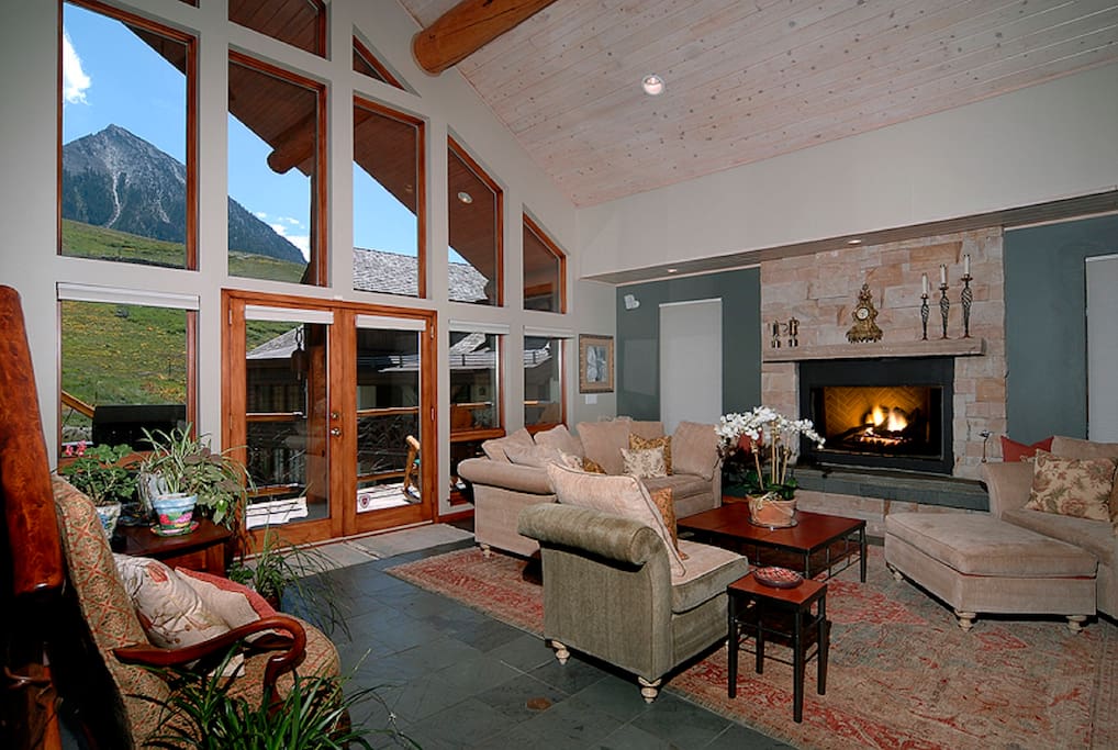 Great Room w Gas Fireplace