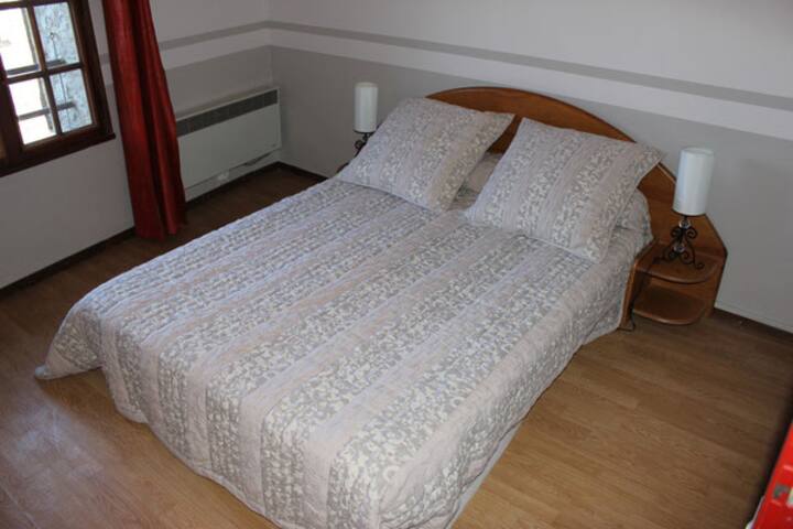 חדר שינה 1 בקומת הקרקע - מיטה זוגית