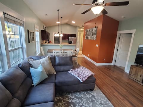 Dream Again Cottage w/ Hot Tub Near Golf Course