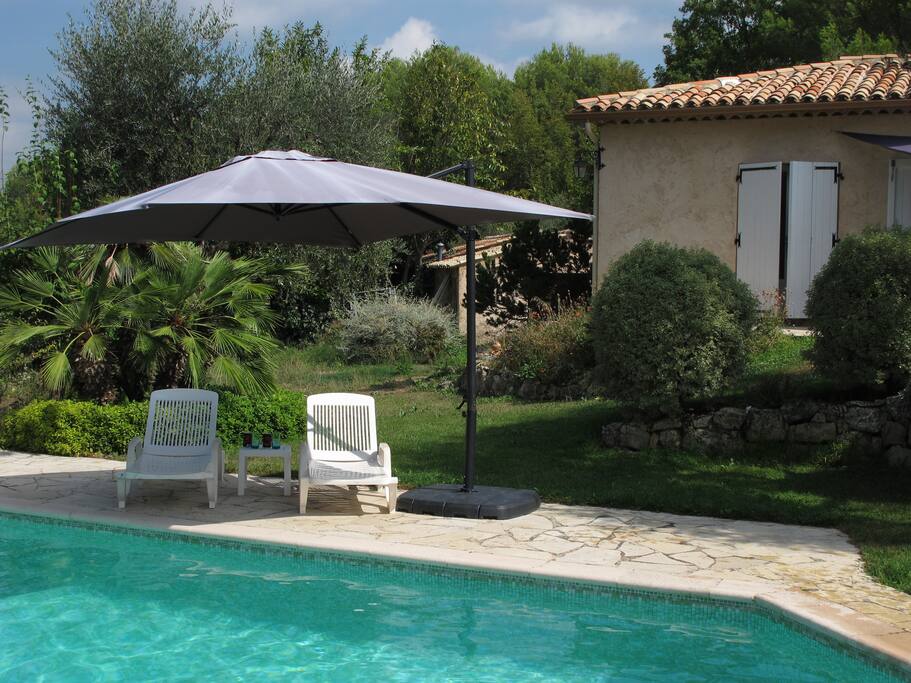 Les transats au bord de la piscine, à l'ombre ou au soleil selon votre envie.