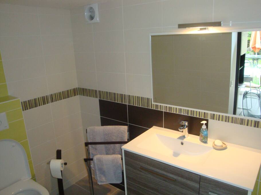 2 Bathroom; Salle de Bain
