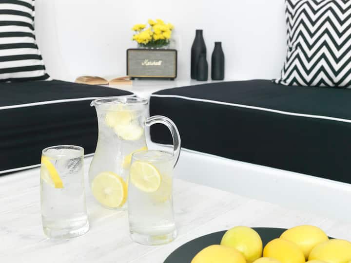 غرفة معيشة بسريرين أريكة.