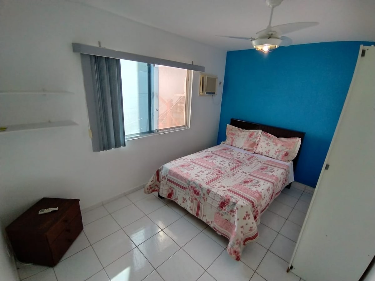 חדר שינה שני בבית עם מיזוג אוויר ומאוורר תקרה.