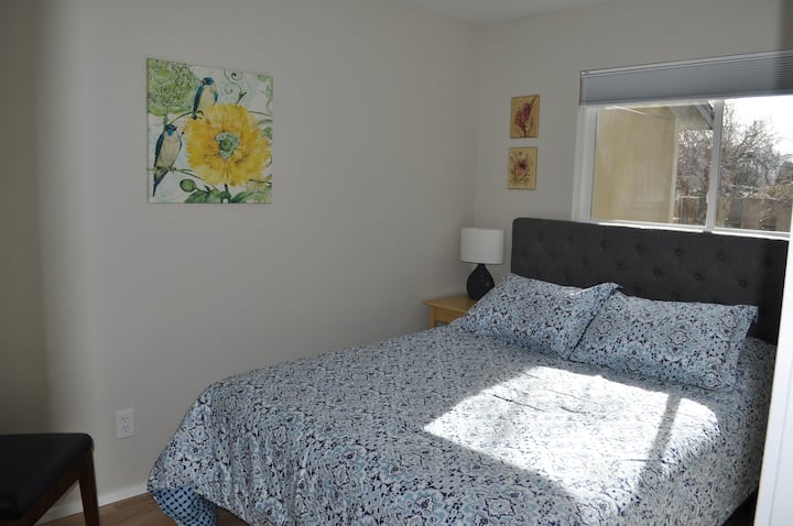 Dhoma e gjumit 1: Krevat i rehatshëm dopio "queen" (2 fjetje)