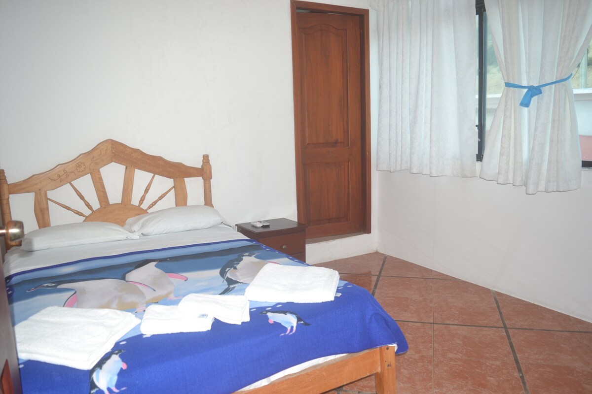 Cama y puerta del baño