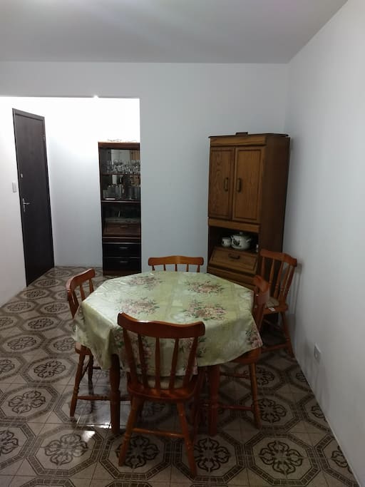 mesa de estar, e porta de entrada