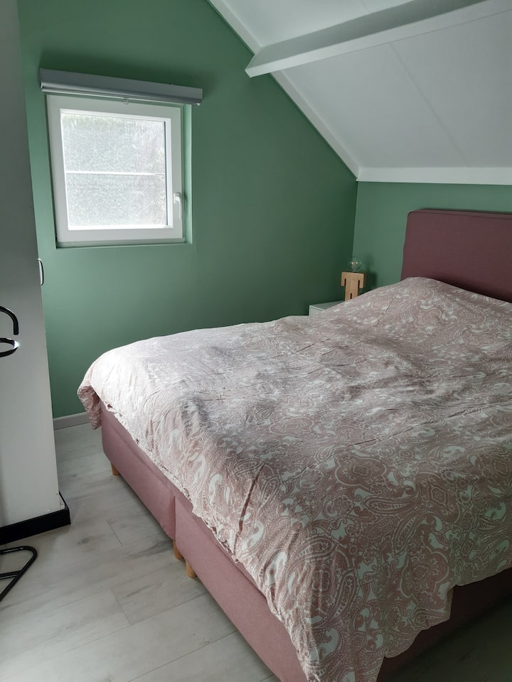 ISLA VERDE : en el piso inferior: box spring 160 cm