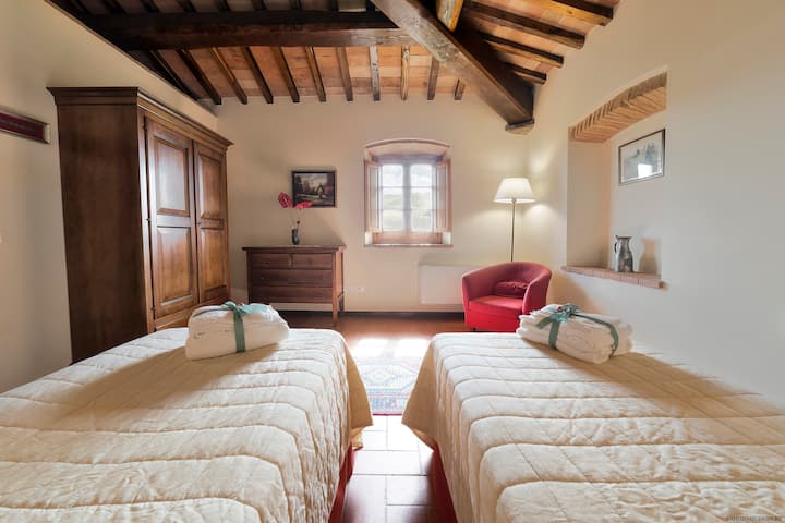 Een van de 9 tweepersoonskamers (of met 2 eenpersoonsbedden, op aanvraag)