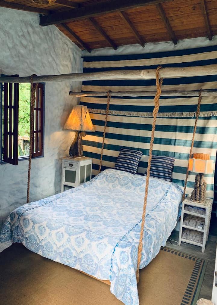 Შალეში ორადგილიანი საწოლი ჯავშნით, კონდიციონერით და სააბაზანო ოთახით