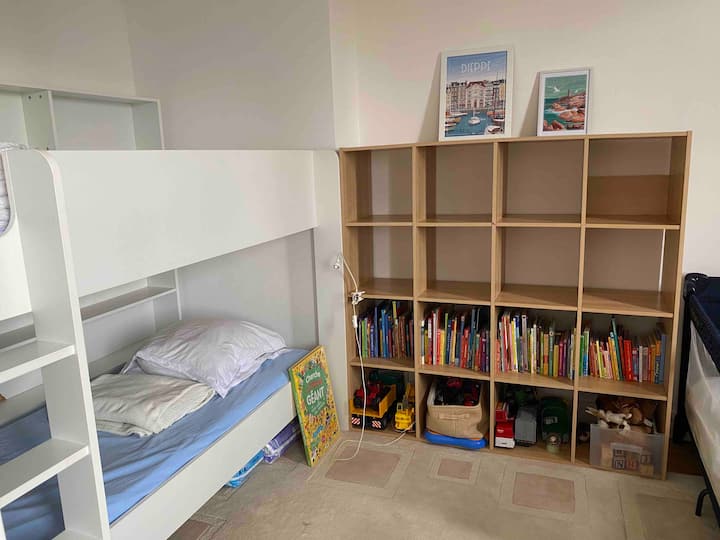 Საძინებელი 3 : 1 ორსართულიანი საწოლი 
Საბავშვო თამაშები და წიგნები 