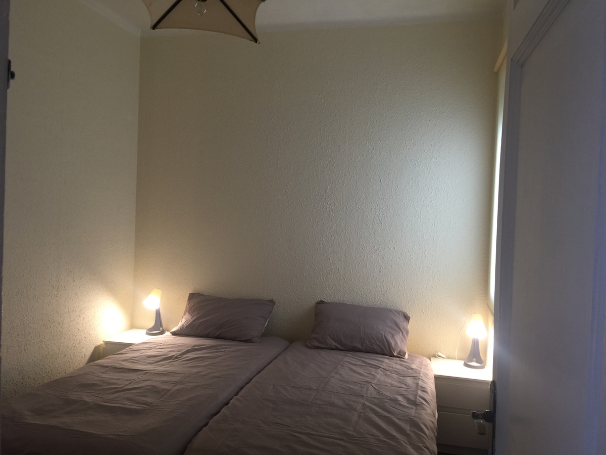 Phòng khách có 2 giường.