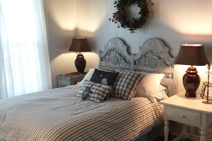 غرفة نوم متوسطة بسرير ملكي أنيق رثّ.