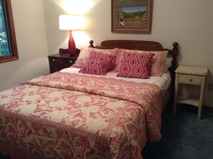 เตียงควีนไซส์พร้อมทางเข้าส่วนตัวไปยังห้องน้ำรวมบนชั้นสอง