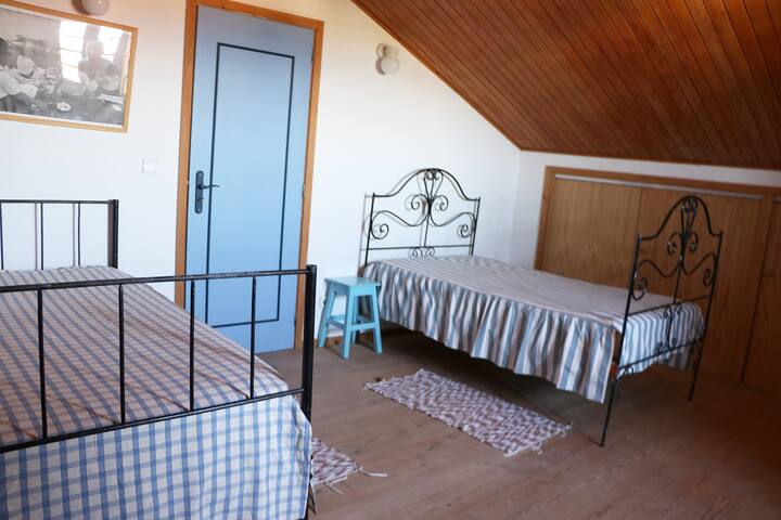 En el primer piso, una habitación muy grande con dos camas de una persona...