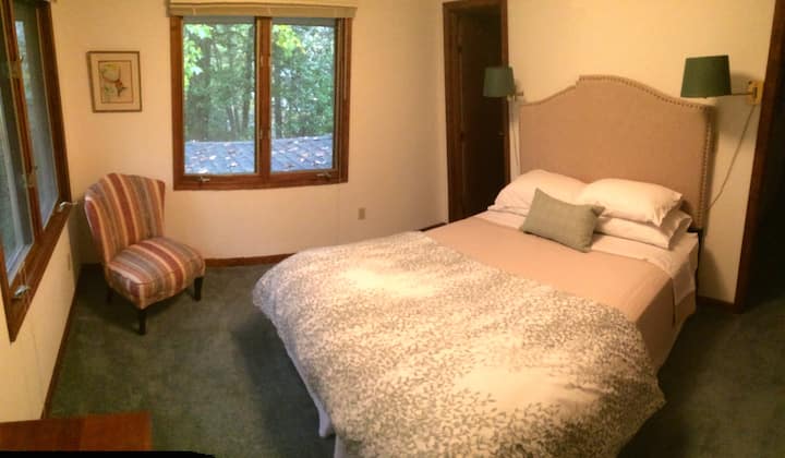 เตียงควีนไซส์พร้อมทางเข้าส่วนตัวไปยังห้องน้ำรวมบนชั้น 2