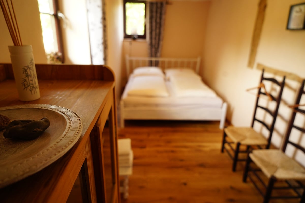 Спалня 1 
двойно легло
Допълнително легло или детско креватче са възможни по заявка

Ferienhaus-Bauernstube.de