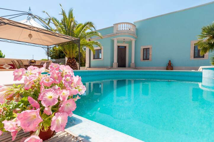 Spacious Villa with Pool in Puglia for 8 people gallery image 5