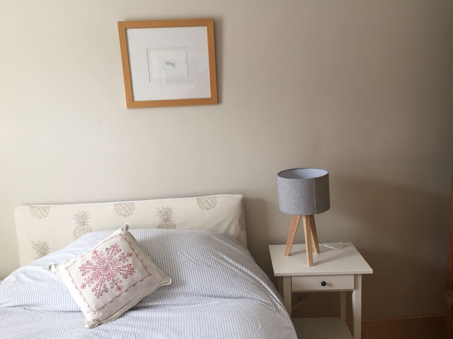 Airy and bright double bedroom with wardrobe, lockers, lamps and cotton linen