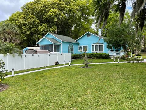 Mount Dora, FL Private Corner Home w/pool