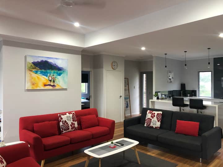 Flame Trees – Beachfront Bliss In Hydeaway Bay - Hideaway Bay