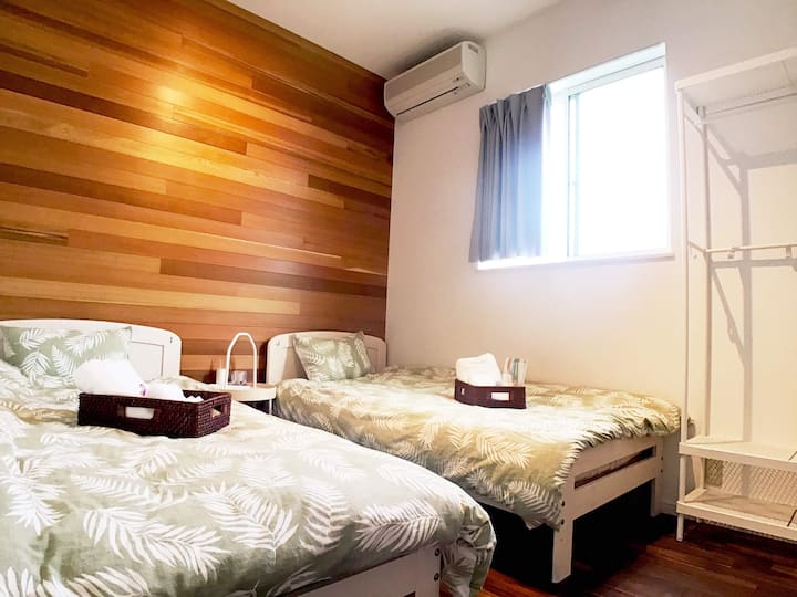 إنها غرفة مزدوجة بسريرين مفردين