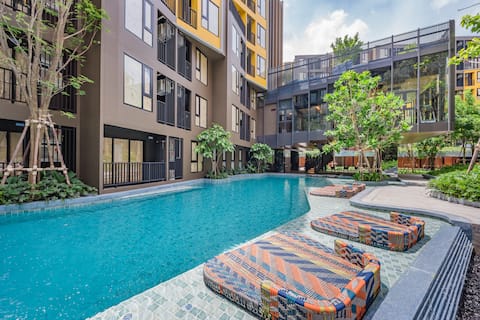 Comfortable pool view room near Central shopping