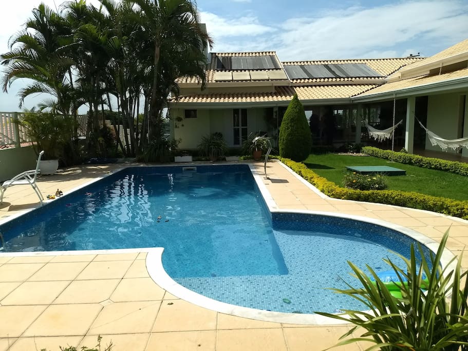 Piscina para adultos e crianças, com aquecimento solar.