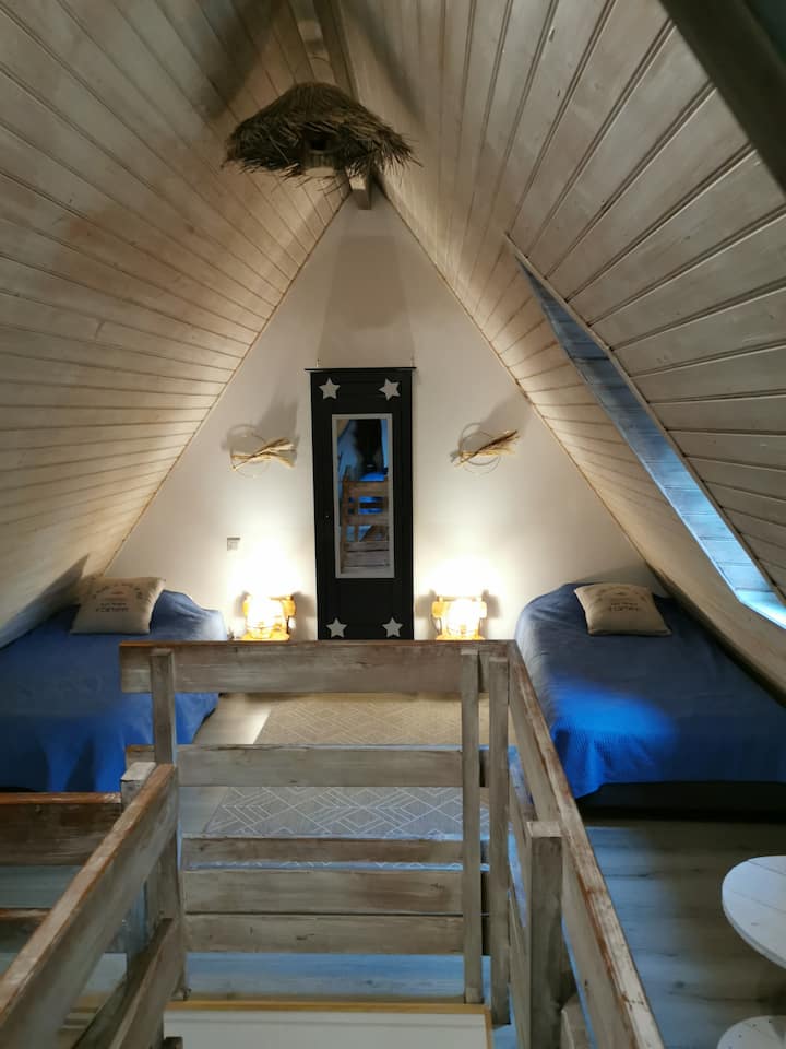 Espace nuit à l'étage avec 2 lits simples et armoire de rangement 