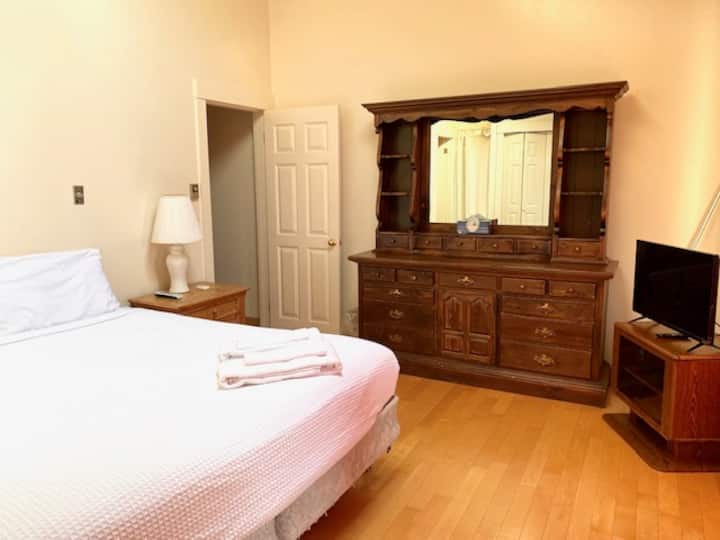 三楼第三间卧室，配备加大双人床