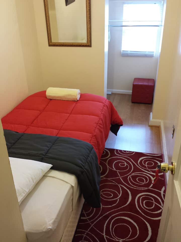 Just rennovated petite room featuring a real twin bed