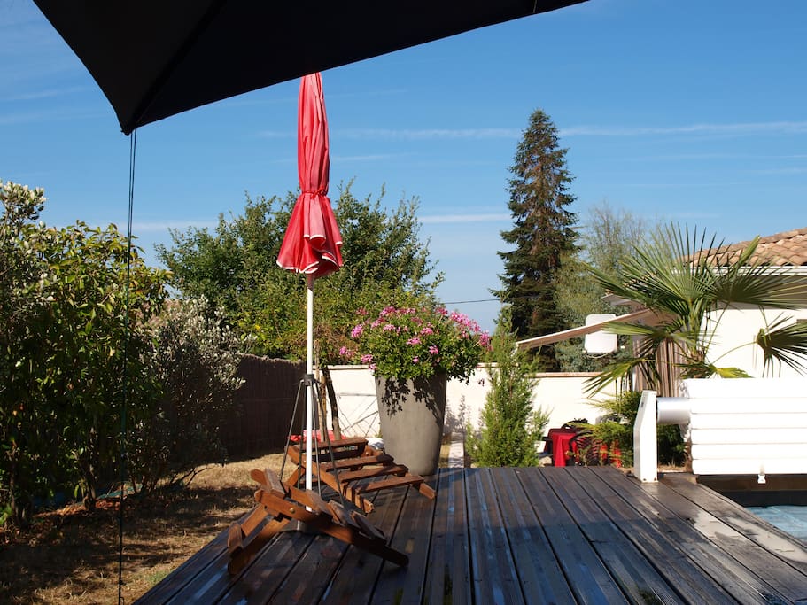 de la piscine,vue sur la terrasse et l espace vert du logement totalement indépendant