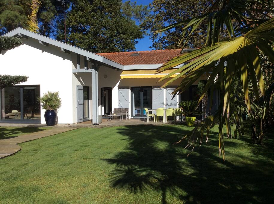 Vue de la villa du jardin