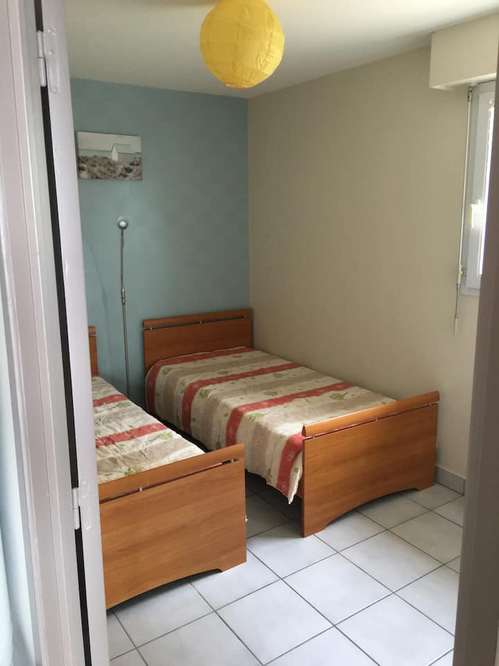 habitación dos camas una persona con gran armario