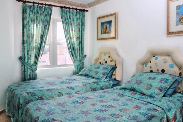 غرفة نوم ثانية بسريرين مفردين