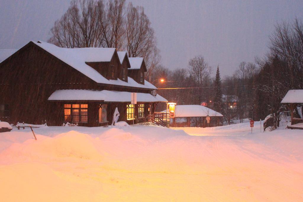 L'Auberge-Microbrasserie Le Baril Roulant sous le manteau blanc de l'hiver québécois.
