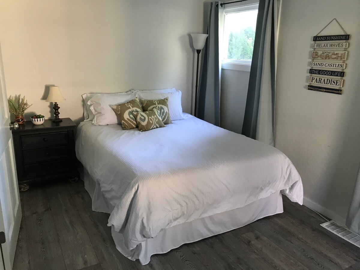 غرفة نوم في الطابق السفلي