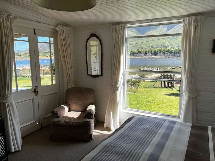 إطلالة من غرفة النوم الرئيسية 