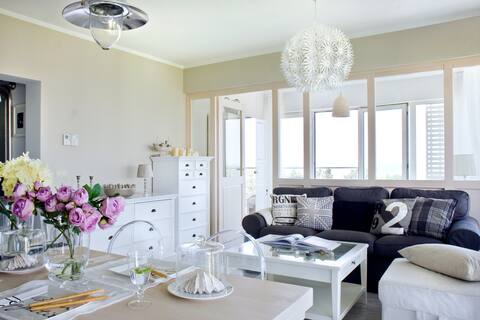 Large beachfront apartment with sea view